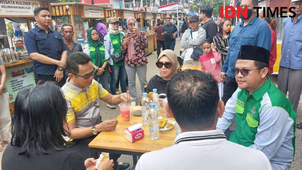 Wali Kota Balikpapan Rahmad Mas'ud beserta istri damln Ketua LPM Baru Ilir Taufik Qul Rahman mencoba kuliner di Wisata Kuliner LPM Baru Ilir, Balikpapan Barat. (IDN Times/Fatmawati)