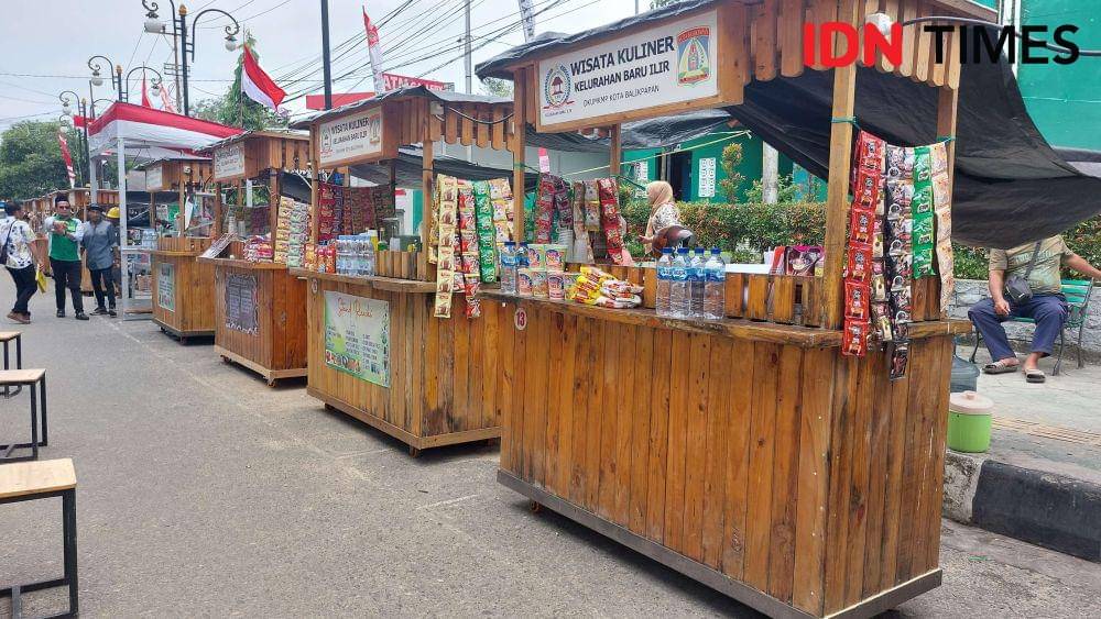 Bantuan rombong bagi para PKL untuk pedagang Wisata Kuliner LPM Baru Ilir di Balikpapan Barat, Kota Balikpapan. (IDN Times/Fatmawati)