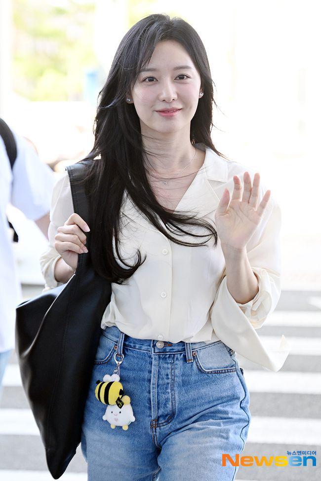 potret Kim Ji Won berangkat ke Jakarta (dok. Newsen)