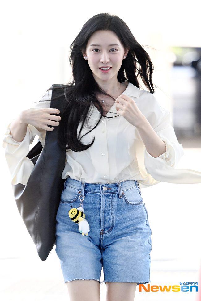 potret Kim Ji Won berangkat ke Jakarta (dok. Newsen)