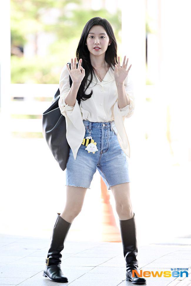 potret Kim Ji Won berangkat ke Jakarta (dok. Newsen)