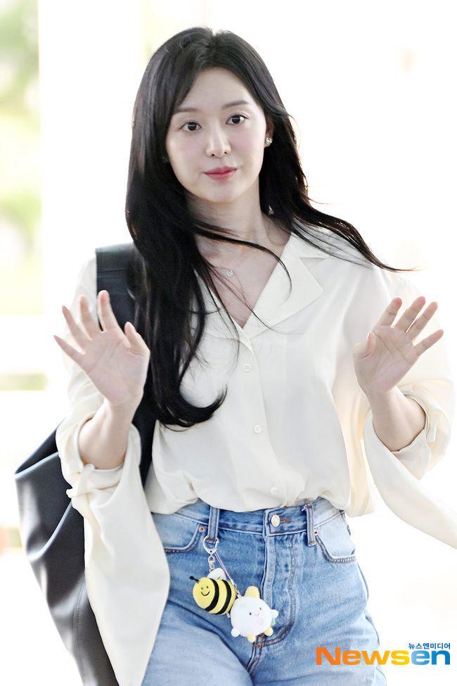 potret Kim Ji Won berangkat ke Jakarta (dok. Newsen)