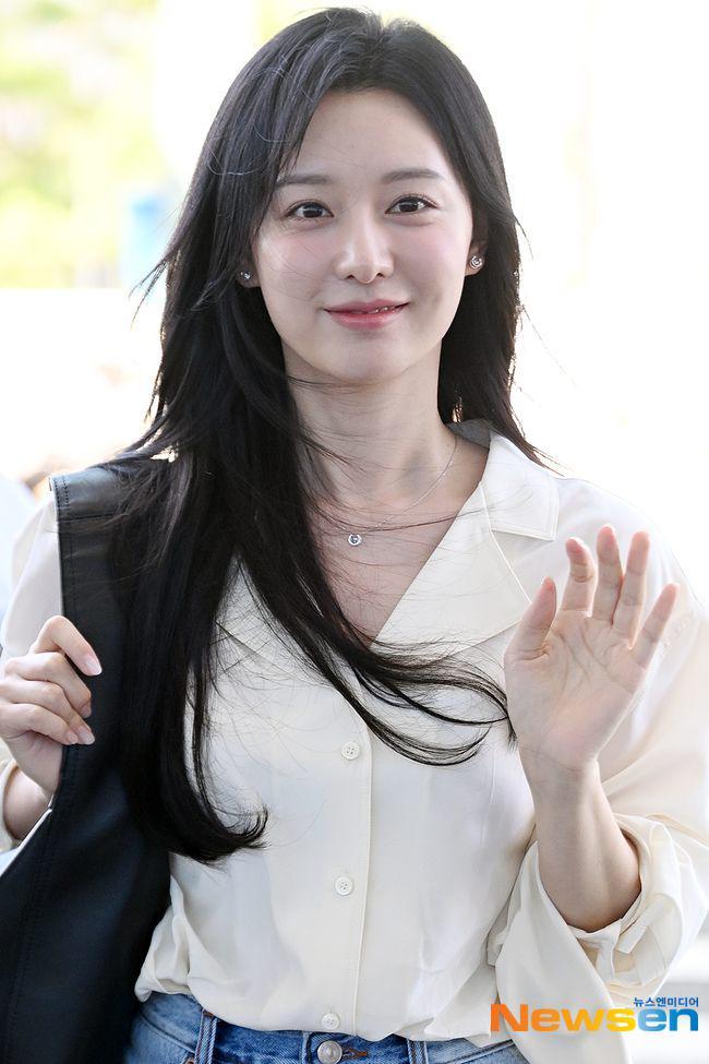 potret Kim Ji Won berangkat ke Jakarta (dok. Newsen)