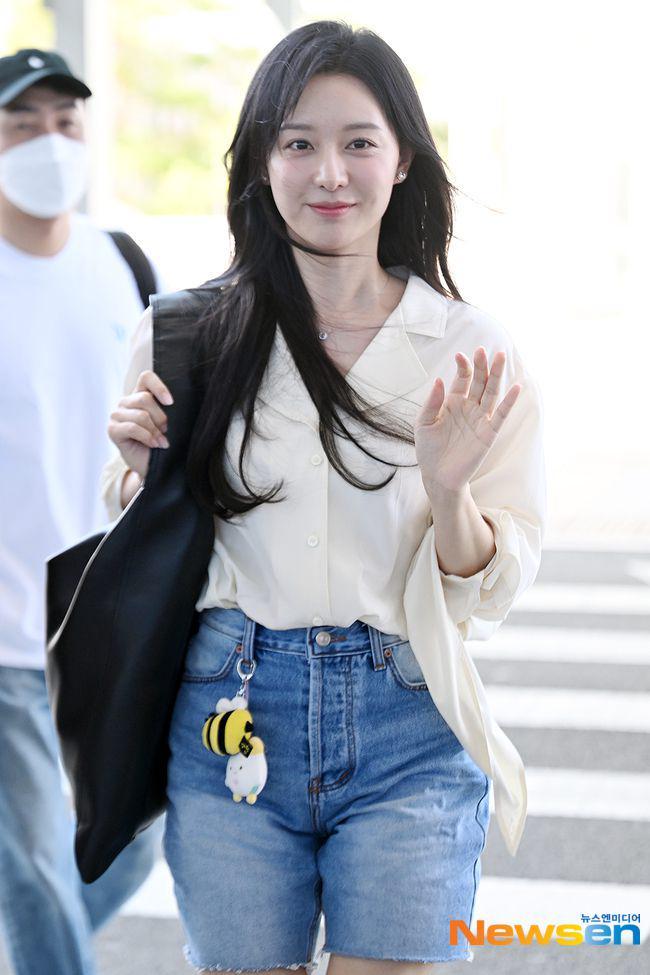 potret Kim Ji Won berangkat ke Jakarta (dok. Newsen)