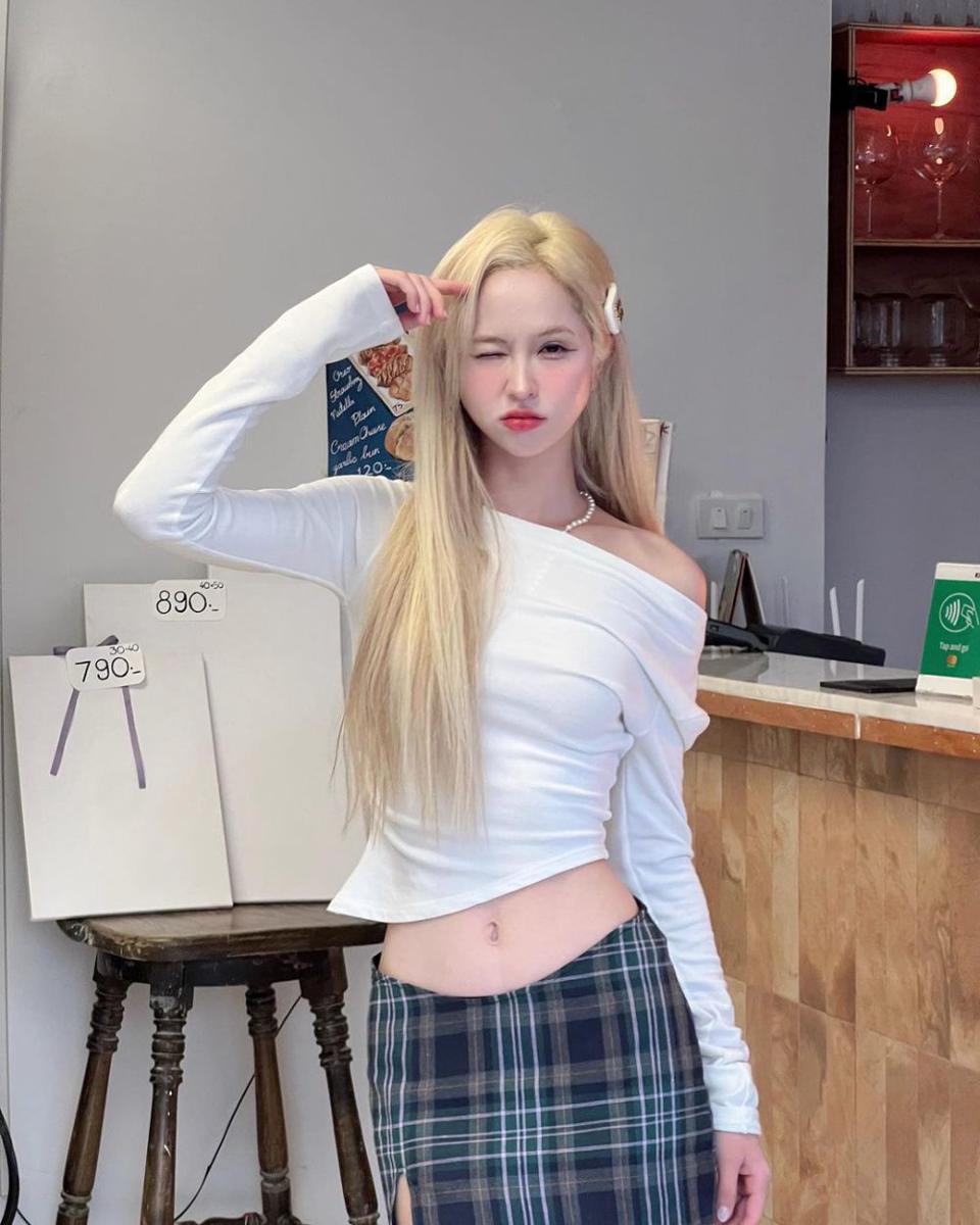 Hannah 4EVE (instagram.com/hannah_kmz)