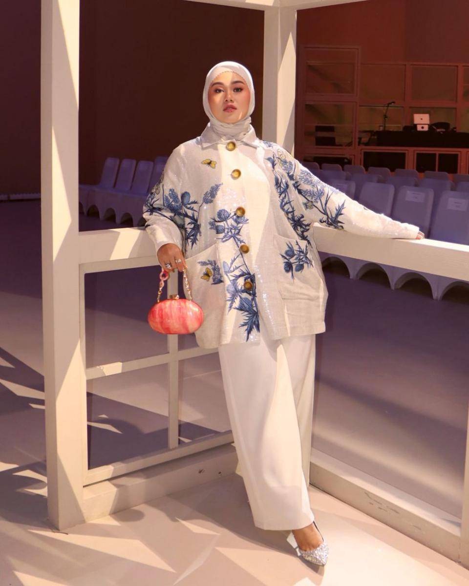 OOTD hijab warna putih ala Fatya Biya (instagram.com/fatyabiya)