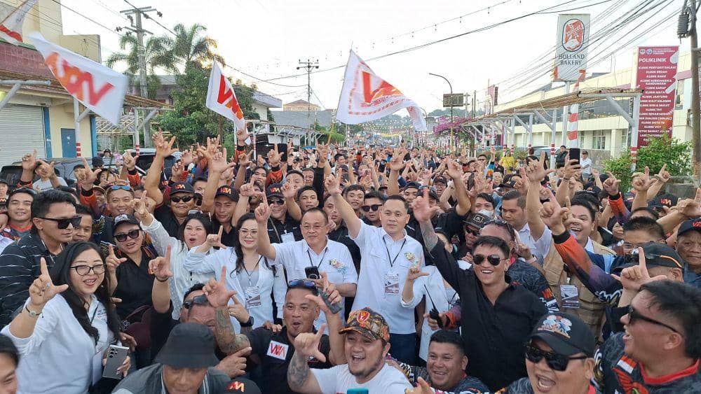Pasangan Calon Wali Kota dan Wakil Wali Kota Tomohon jalur independen, Wenny Lumentut dan Michael Mait, saat hendak mendaftar ke KPU Tomohon beberapa waktu lalu. IDNTimes/Istimewa