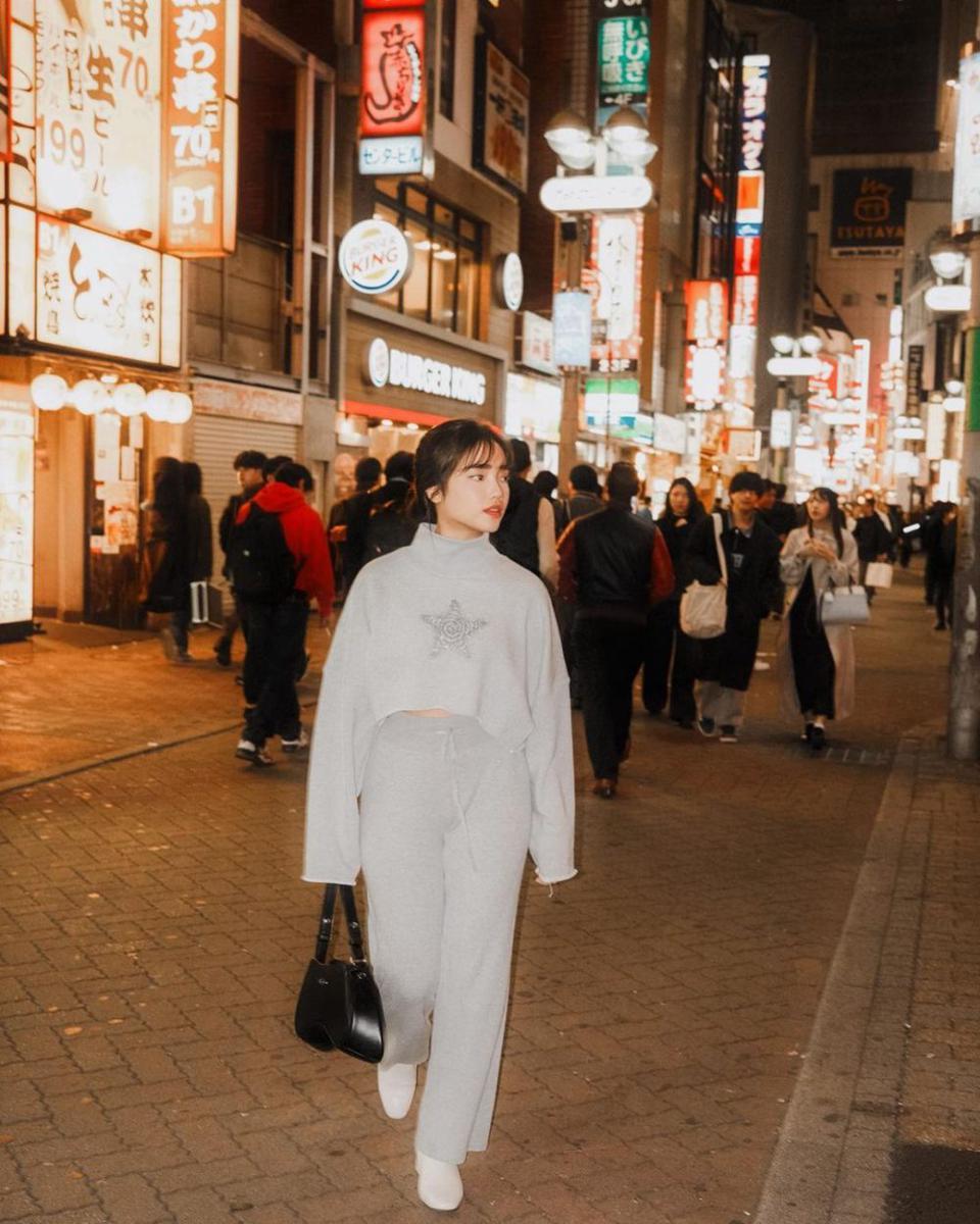 ide mix and match sweater ala Fujianti Utami (instagram.com/fuji_an)