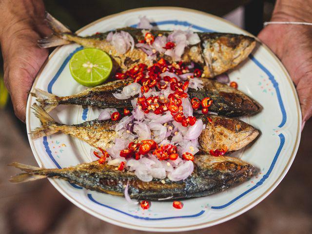 ilustrasi sajian ikan pindang goreng (vecteezy.com/hafanabale191451)