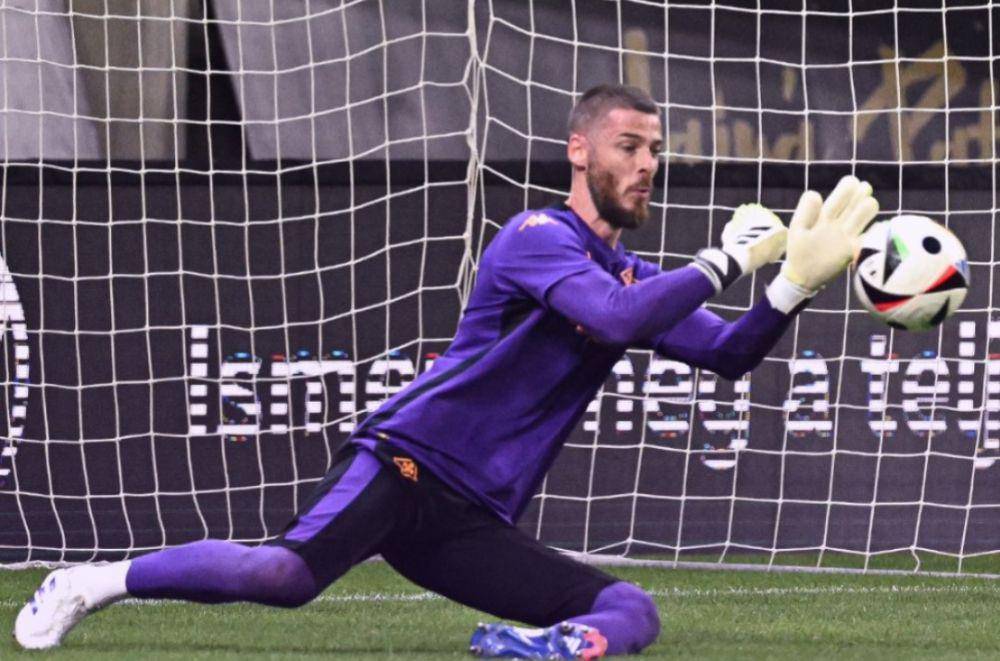 Potret David De Gea saat tampil bersama Fiorentina. (X/@acffiorentina).
