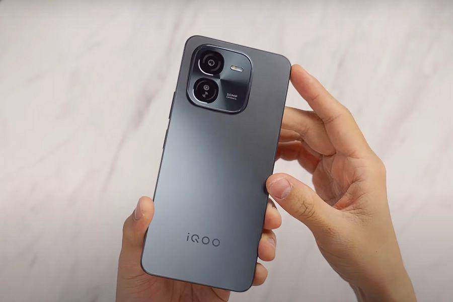 potret  iQOO Z9x (dok. youtube.com/GadgetIn)