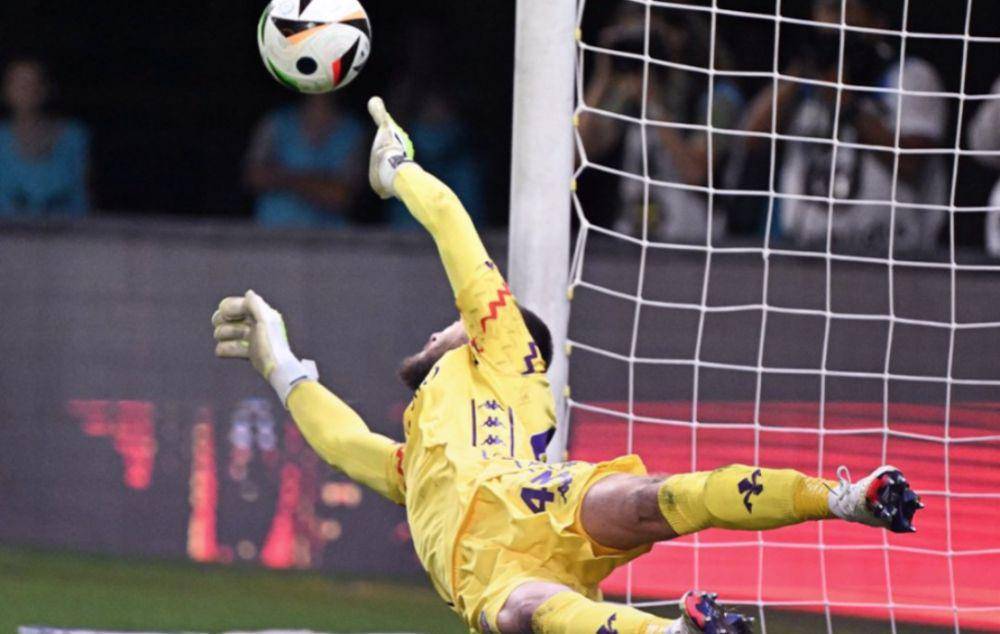 Potret David De Gea saat tampil bersama Fiorentina. (X/@acffiorentina).