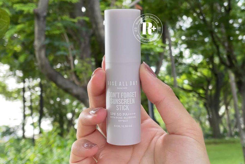 sunscreen stick dari brand lokal Rose All Day (instagram.com/roseallday.skin)
