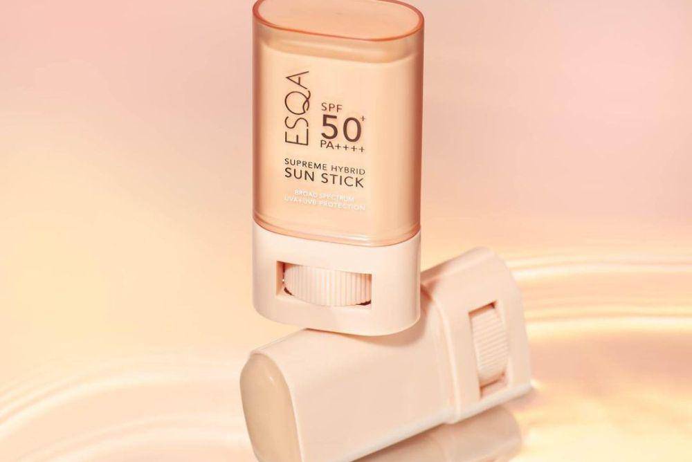 sunscreen stick dari brand lokal ESQA (instagram.com/esqacosmetics)