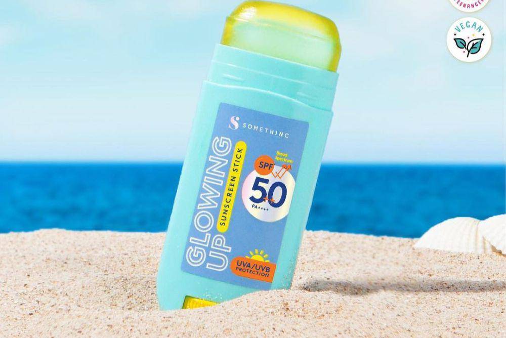 sunscreen stick dari brand lokal Somethinc (instagram.com/somethincofficial)