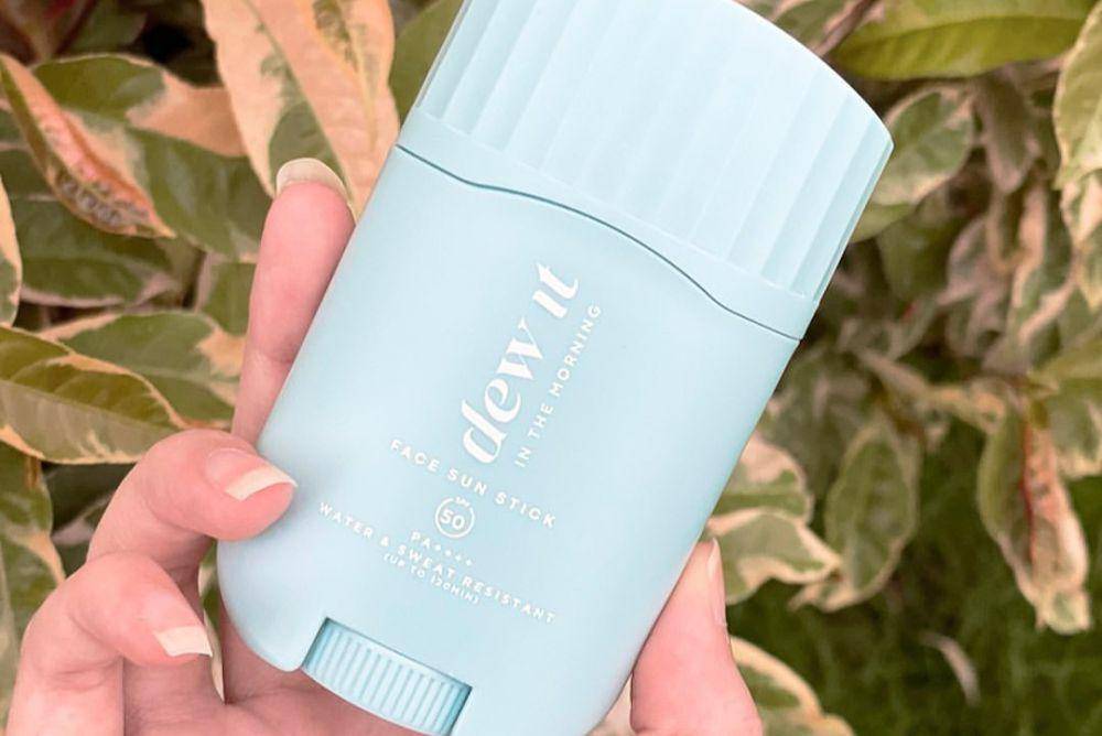 sunscreen stick dari brand lokal Dew It (instagram.com/dew.itskin)