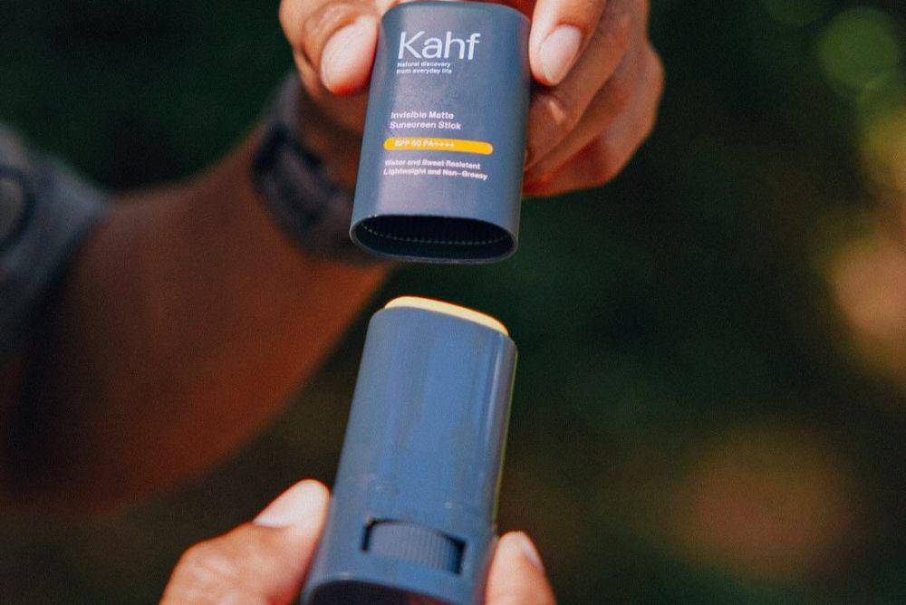 6 Sunscreen Stick Lokal yang Praktis dan Ramah Kantong