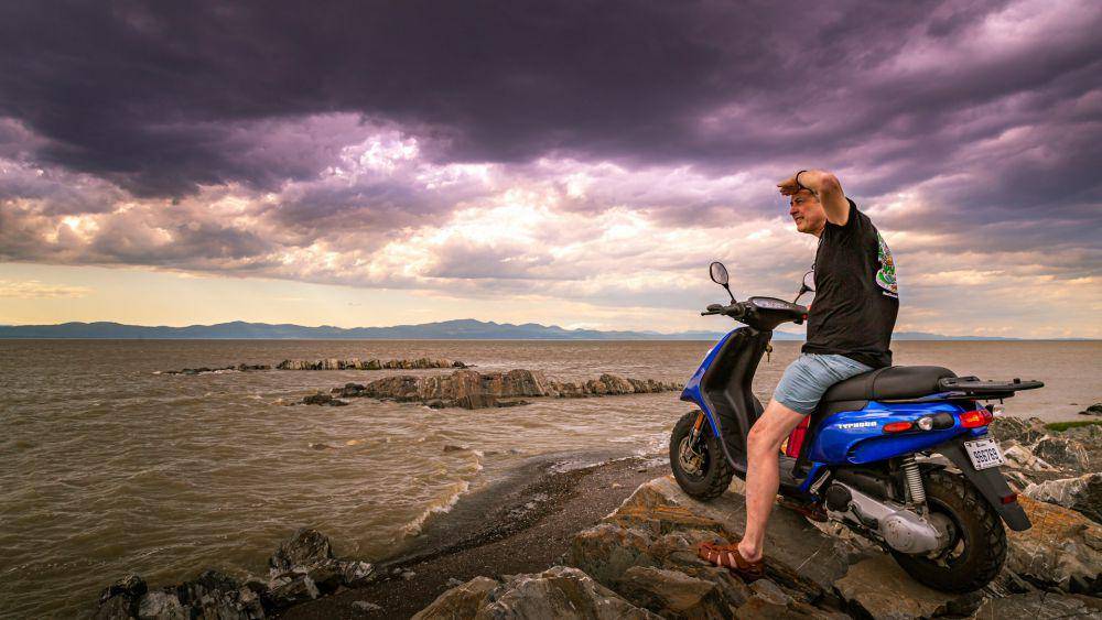 Ilustrasi menikmati pemandangan di atas motor sewa. (unsplash.com/Alex Guillaume)