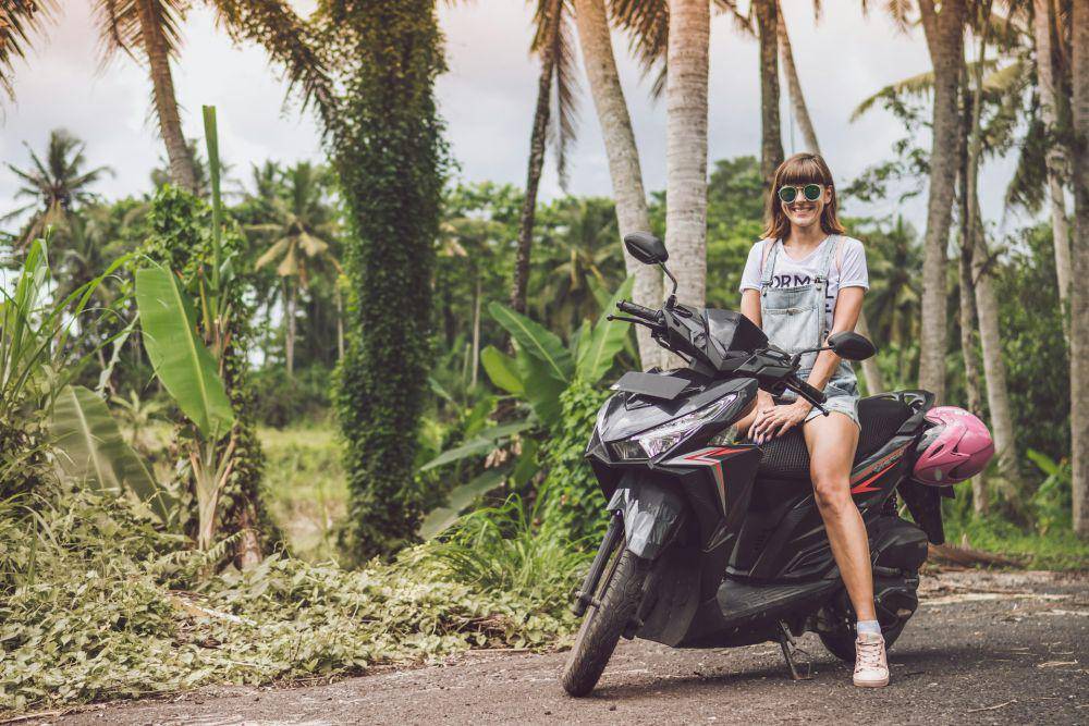 Ilustrasi motor sewa. (unsplash.com/Artem Beliaikin)