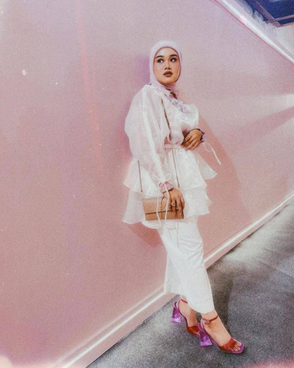 OOTD hijab warna putih ala Fatya Biya (instagram.com/fatyabiya)