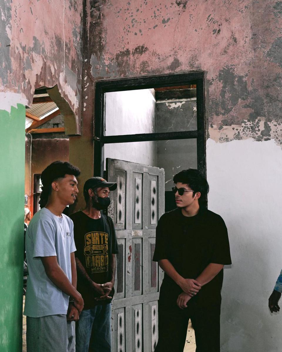 potret Atta Halilintar saat berbagi (instagram.com/attahalilintar)