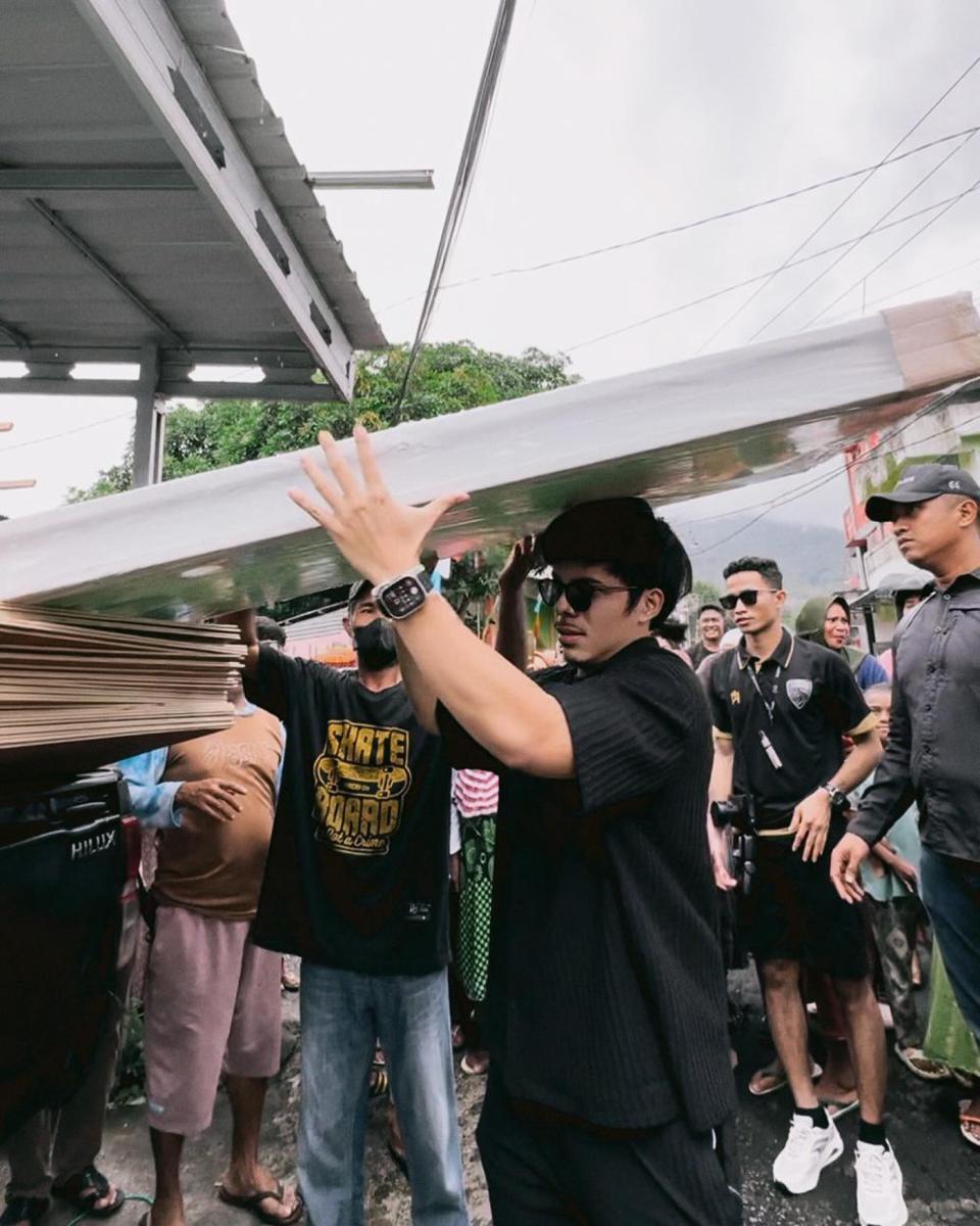 potret Atta Halilintar saat berbagi (instagram.com/attahalilintar)