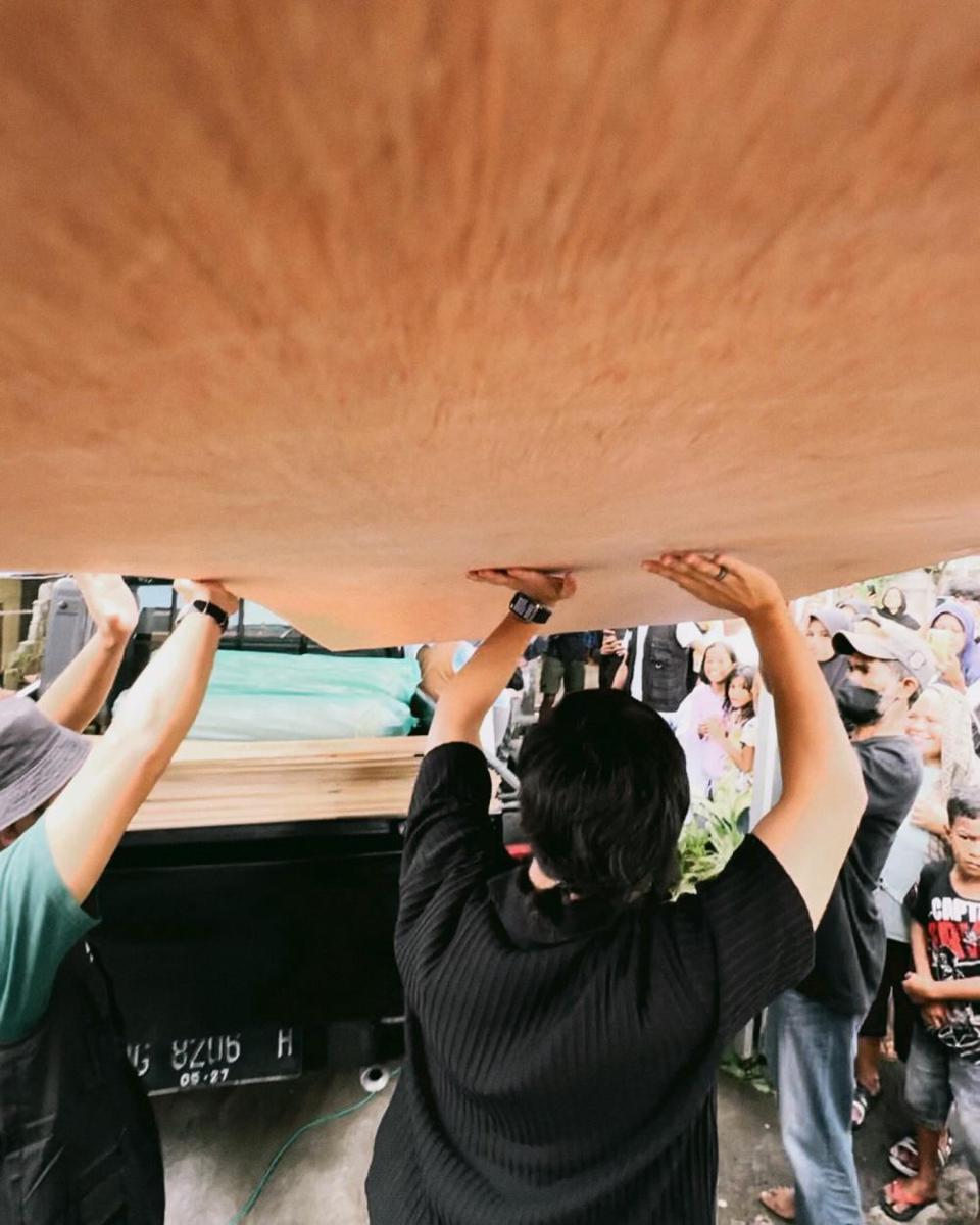 potret Atta Halilintar saat berbagi (instagram.com/attahalilintar)