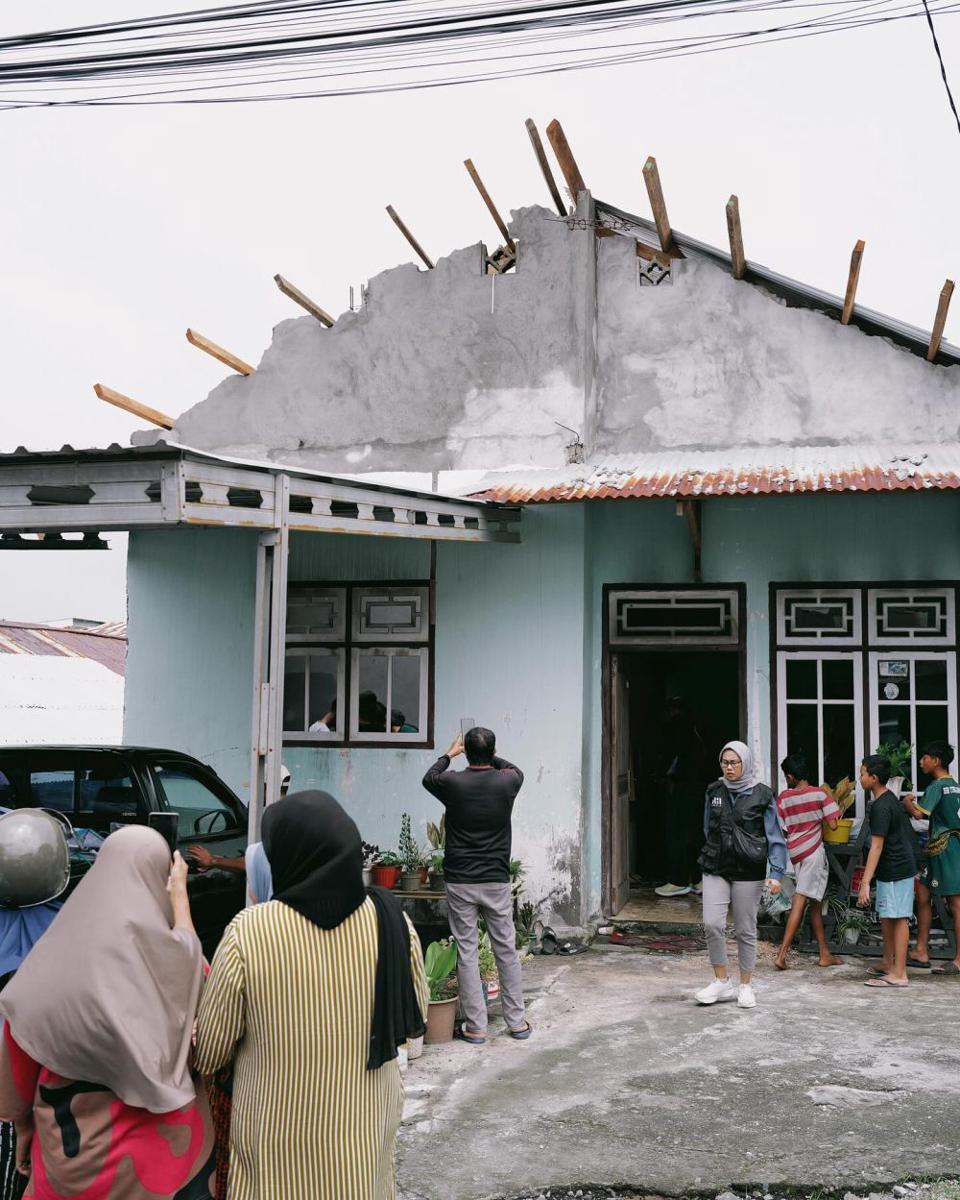 potret Atta Halilintar saat berbagi (instagram.com/attahalilintar)