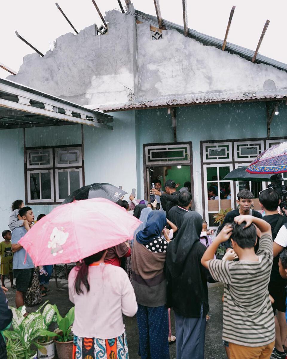 potret Atta Halilintar saat berbagi (instagram.com/attahalilintar)