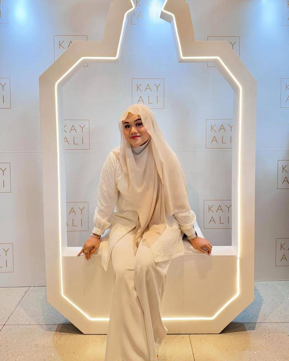 OOTD hijab warna putih ala Fatya Biya (instagram.com/fatyabiya)