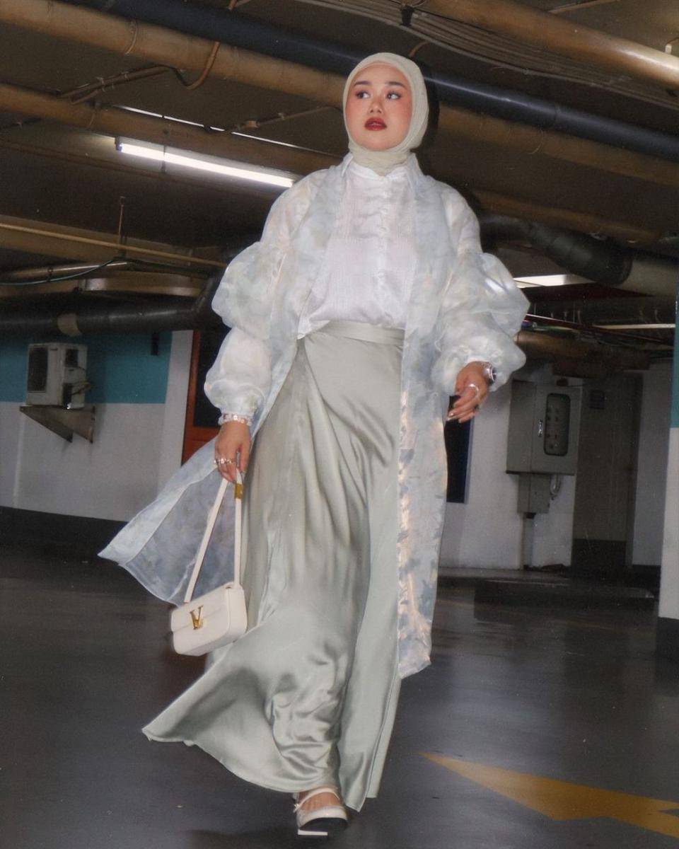 OOTD hijab warna putih ala Fatya Biya (instagram.com/fatyabiya)
