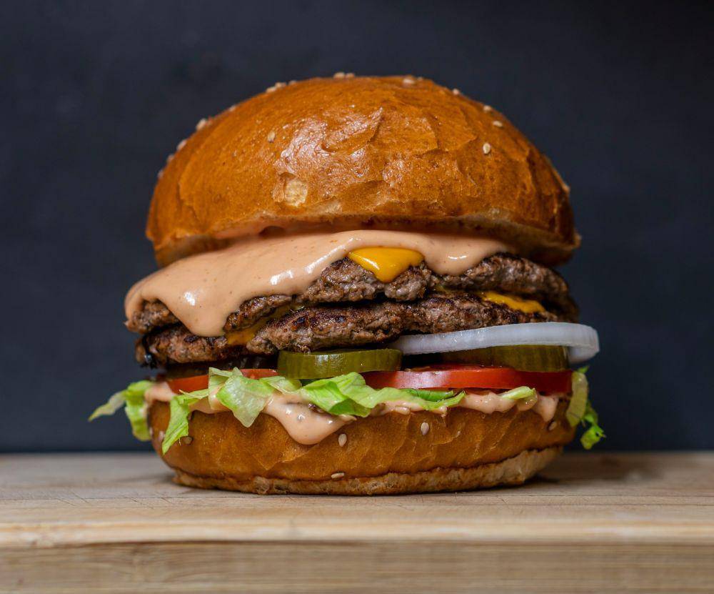 ilustrasi cheeseburger (unsplash.com/amirali mirhashemian)