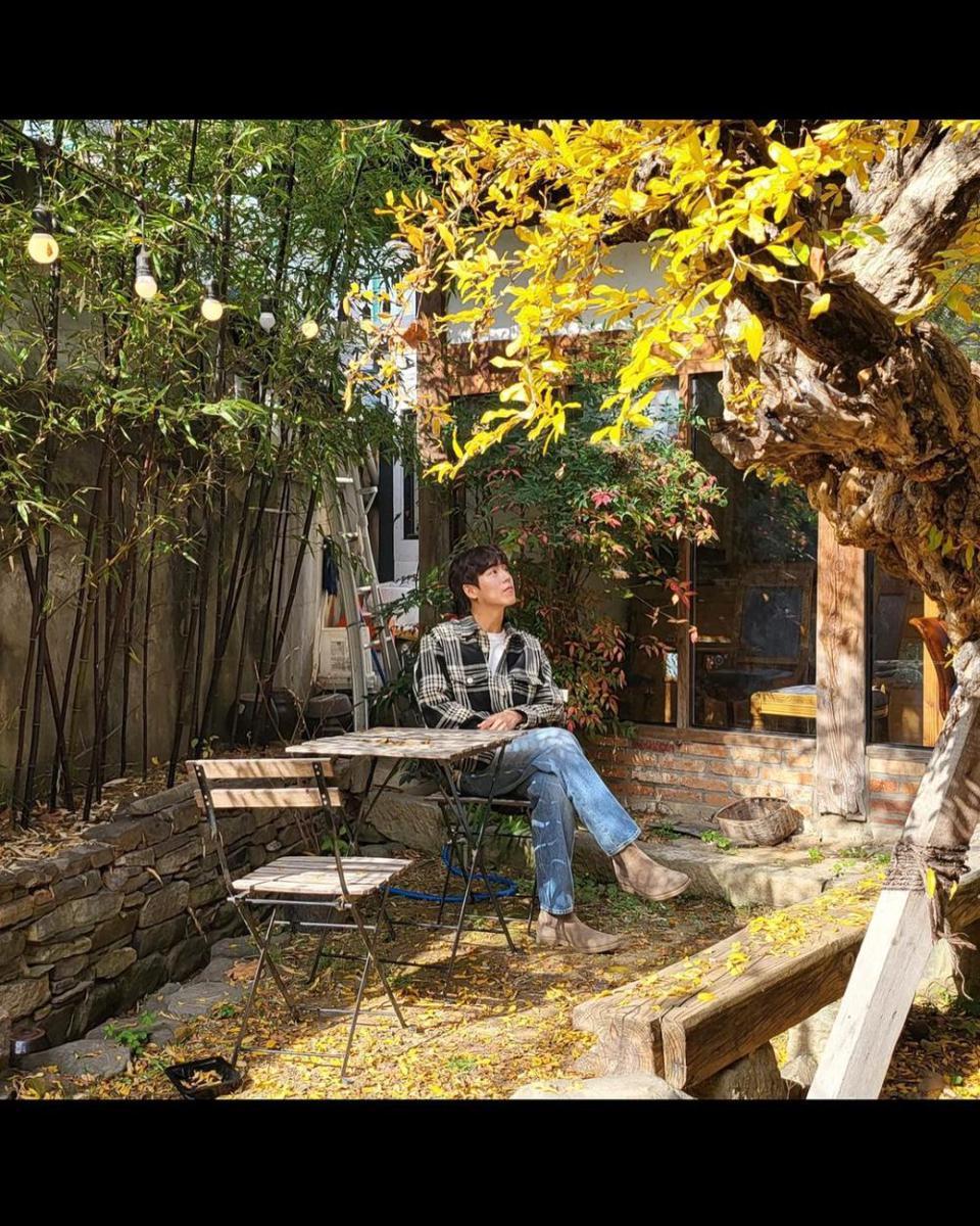 potret mix and match outer ala Lee Hyun Woo (instagram.com/hihyunwoo)