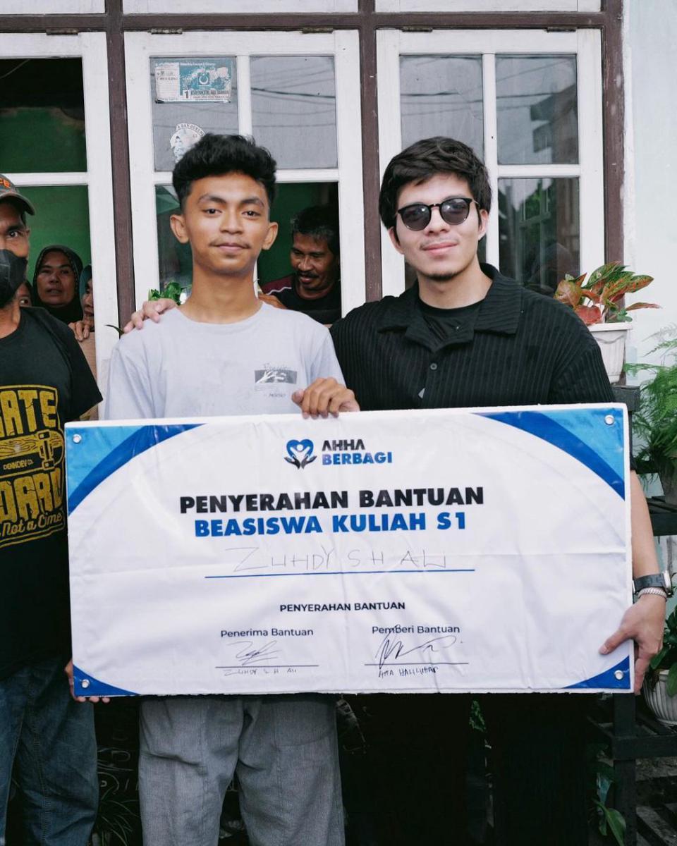 potret Atta Halilintar beri beasiswa pada anak di Ternate (instagram.com/attahalilintar)