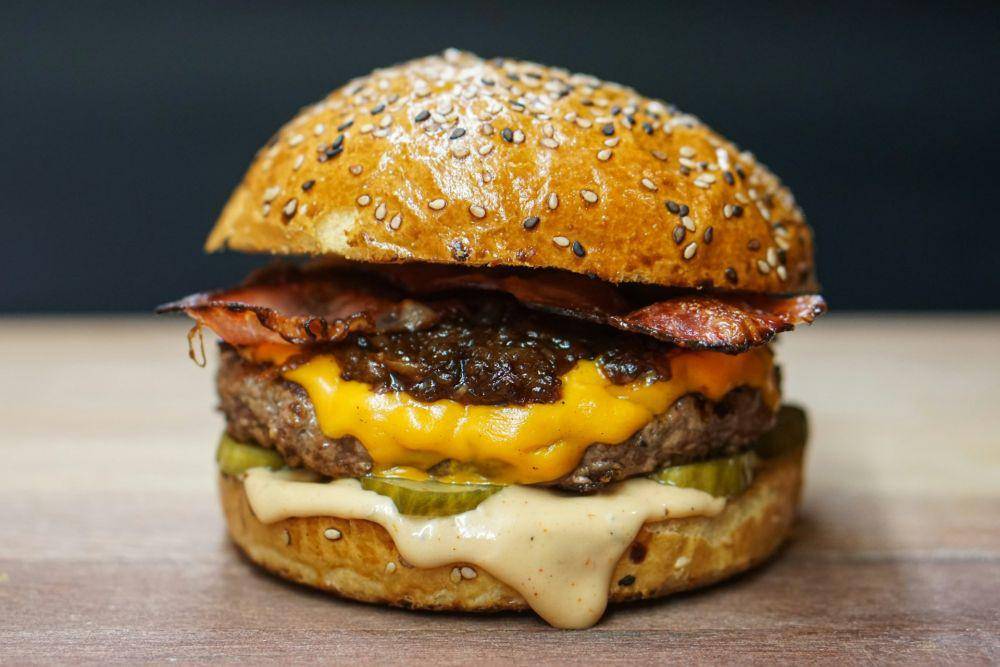 ilustrasi cheeseburger (unsplash.com/amirali mirhashemian)