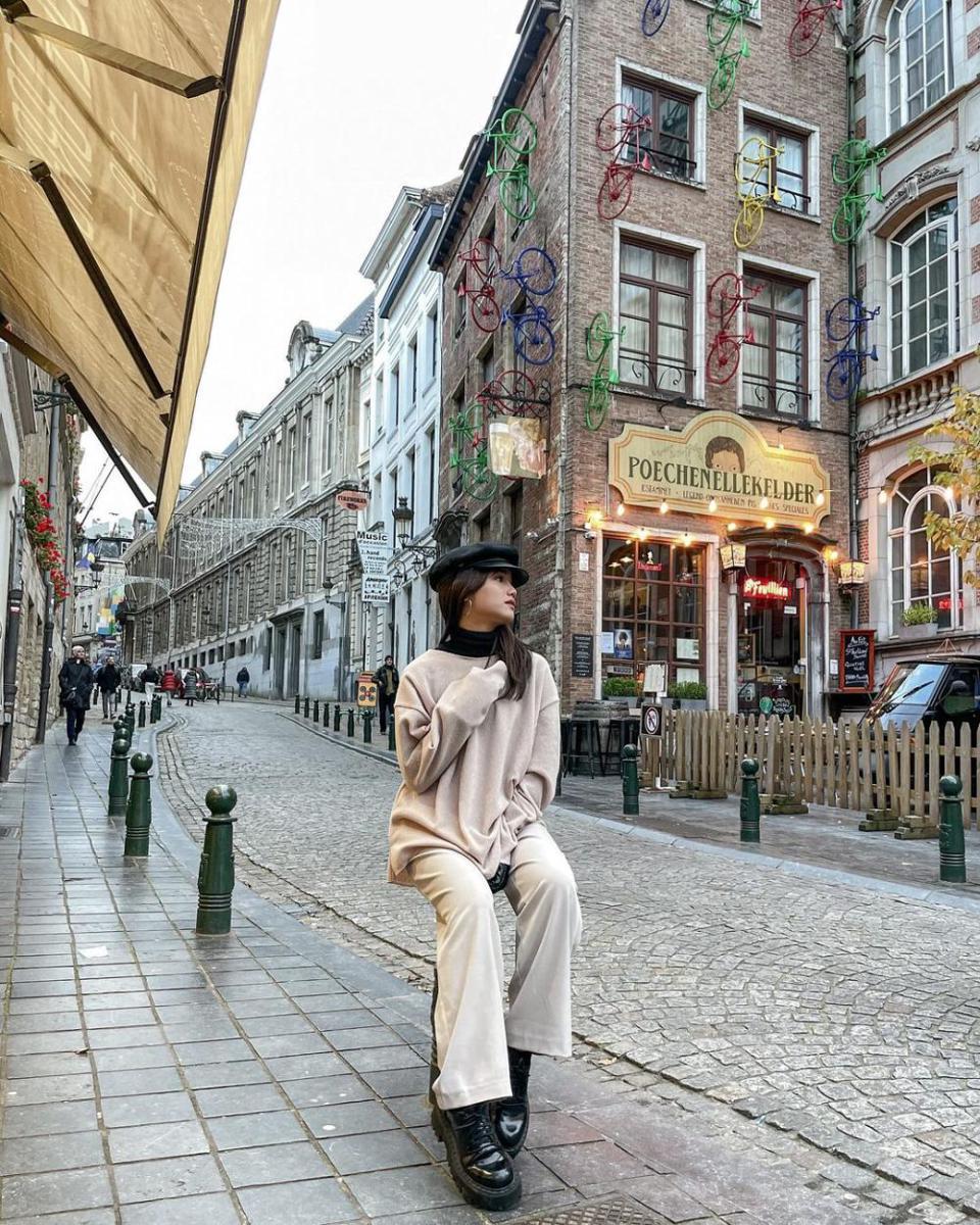 ide mix and match sweater ala Fujianti Utami (instagram.com/fuji_an)
