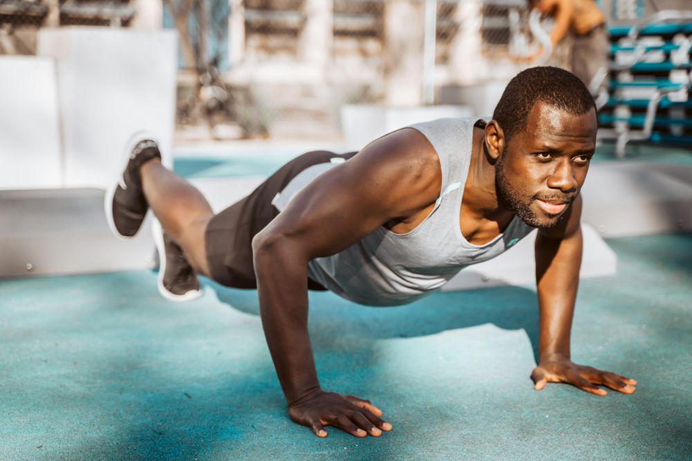 Pria melakukan push up (unsplash.com/Fortune Vieyra)