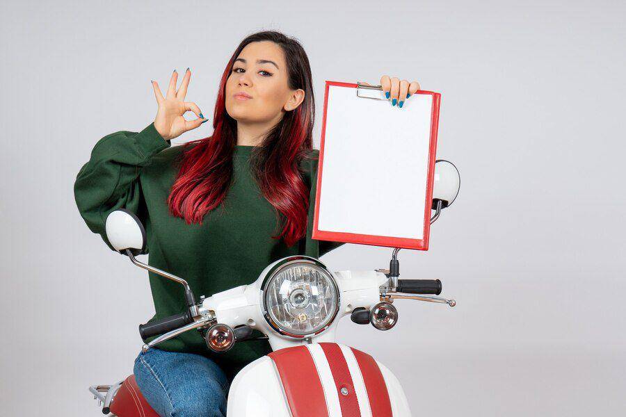 Ilustrasi sewa motor. (freepik.com/mdjaff)