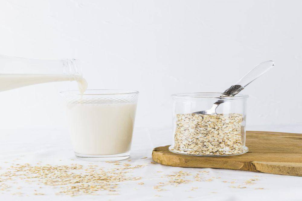 ilustrasi oat milk (freepik.com/freepik)
