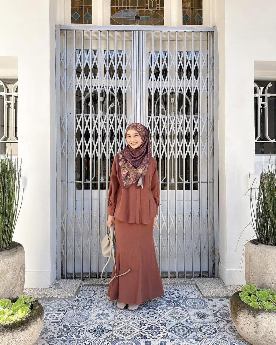 gaya OOTD hijab warna cokelat selebgram Ravira Naila (instagram.com/ravalsaa)