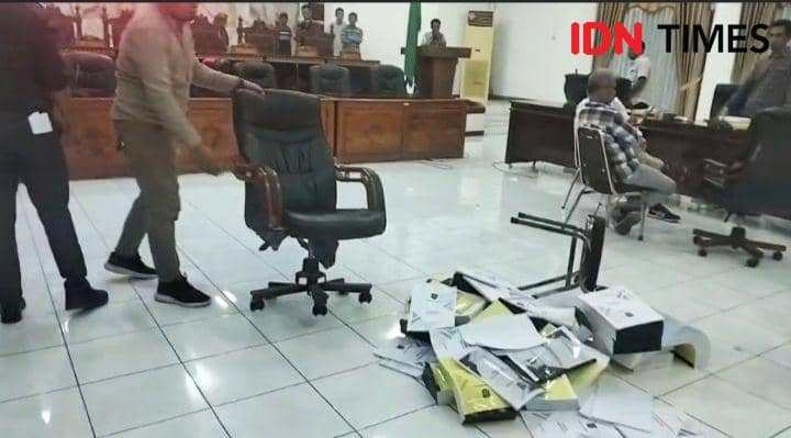Kesal Pemkab Tak Ikut Rapat, Anggota DPRD Bima Ngamuk Banting Kursi