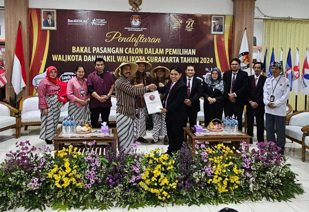Paslon cawali dan cawawali di Pilkada Solo, Teguh Prakosa-Bambang Gage mendaftar ke KPU Solo. (Dok/DPC PDIP Solo)