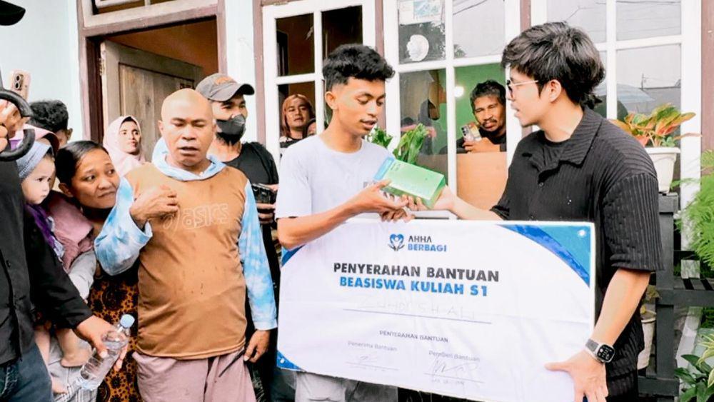 9 Momen Atta Halilintar Kunjungi Korban Kebakaran, Beri Beasiswa!