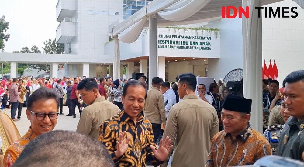 Jokowi Senyum-Angkat Tangan saat Ditanya Alasan Wawancara Settingan