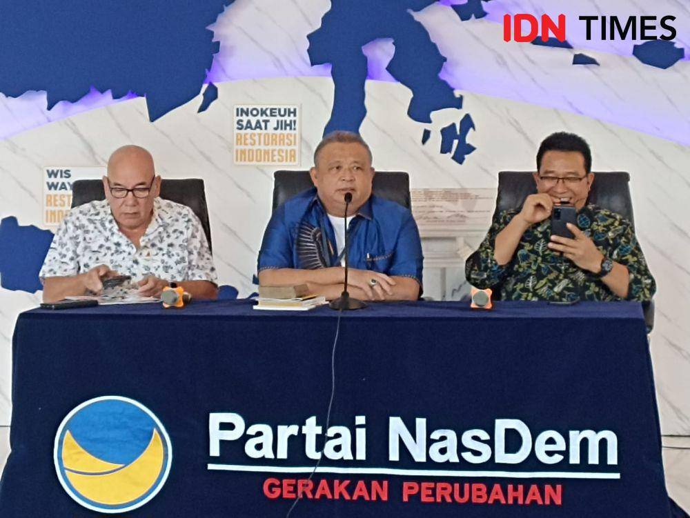 Partai NasDem menyambut kedatangan pemimpin Gereja Katolik, Paus Fransiskus ke Indonesia. (IDN Times/Amir Faisol)