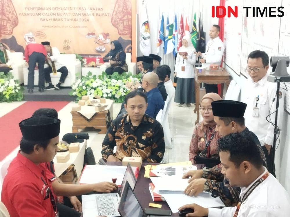 Pengawasan verifikasi pemeriksaan berkas pendaftaran oleh Bawaslu Banyumas, Jumat (30/8/2024). (IDN Times/Rani Zuhtiyah)