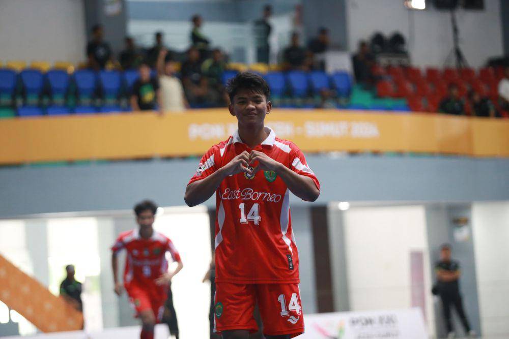 Pefutsal Kaltim merayakan gol usai membobol gawang Papua Pegunungan pada lanjutan futsal PON 2024 (dok.Media Futsal PON)