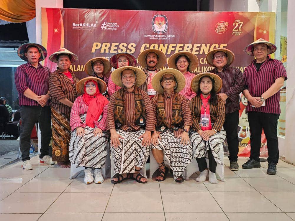Paslon cawali dan cawawali di Pilkada Solo, Teguh Prakosa-Bambang Gage mendaftar ke KPU Solo. (Dok/DPC PDIP Solo)