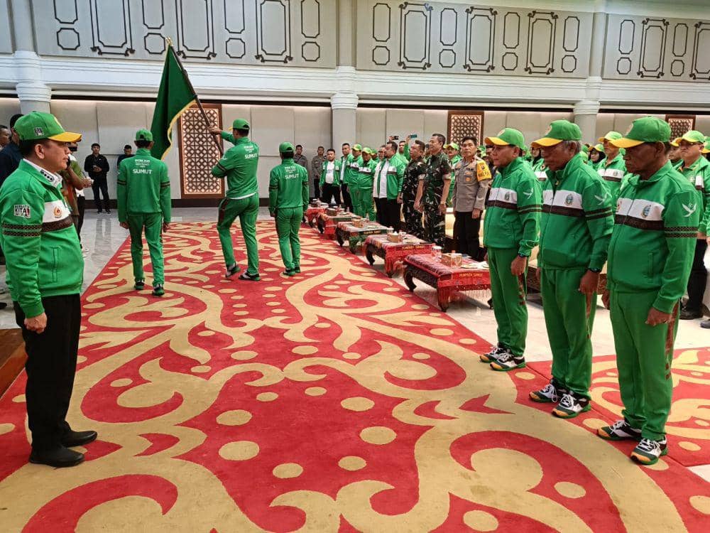 Pj Gubernur Sumut Agus Fatoni lepas kontingen Sumut berlaga di PON 2024 (dok.Pemprov Sumut)