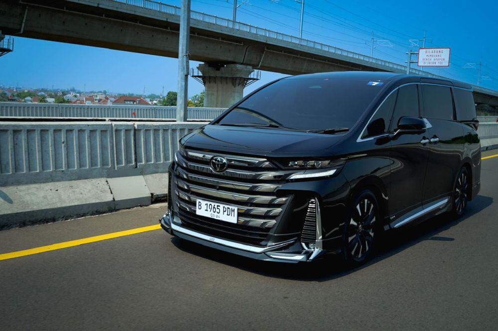 Test Drive Toyota Vellfire HEV ke Cirebon, Penumpang bak Raja